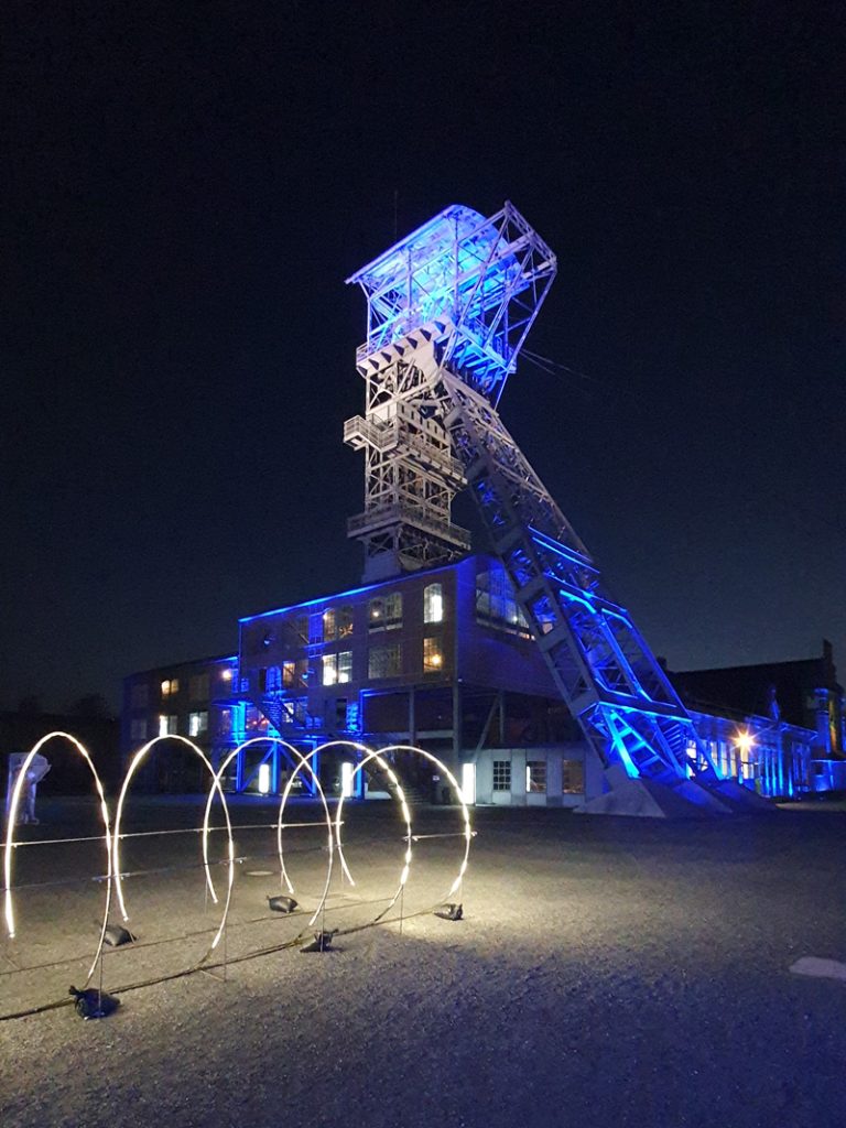Blau beleuchteter Förderturm. Zeche Zollern, Dortmund 