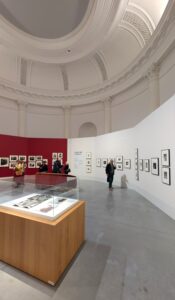 Ausstellungsansicht „Instants Donnés“ zu Robert Doisneau