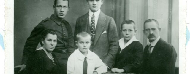 Urgroßeltern mit vier Söhnen