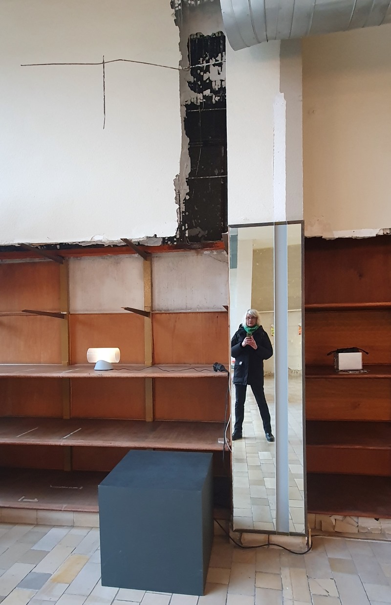 Spiegelselfie in shabby Location