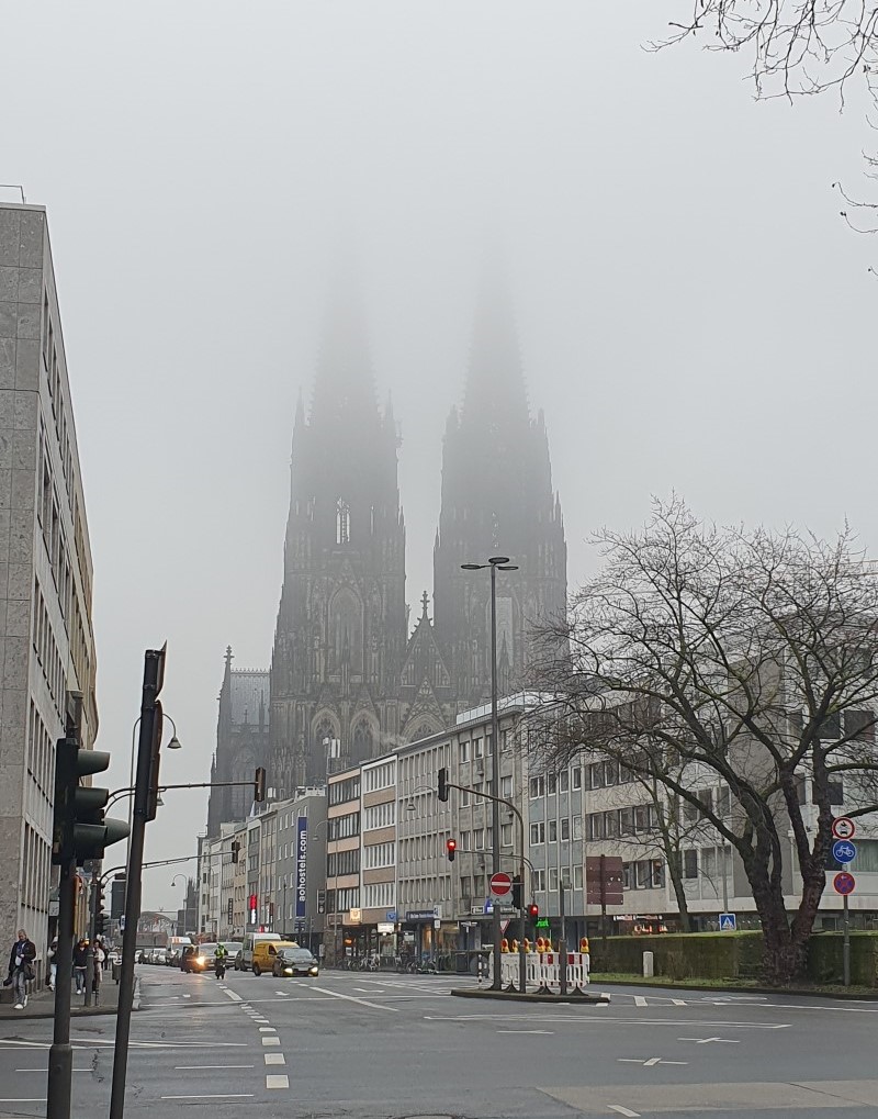 Domzipfelmützen im Hochnebel